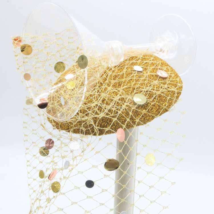 Fascinator Sektglas in Gold mit Konfetti für Silvester